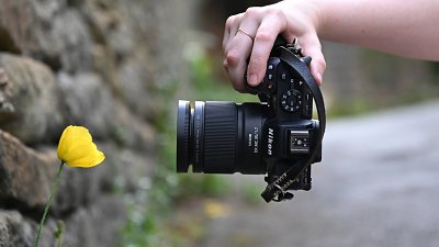 Nikon 新「萬用定焦」登場！DX MC 35mm F1.7 微距鏡擁 9cm 工作距離
