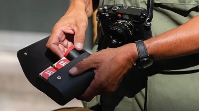Leica 黑皮革精品系列登場，連菲林盒都可以咁靚！