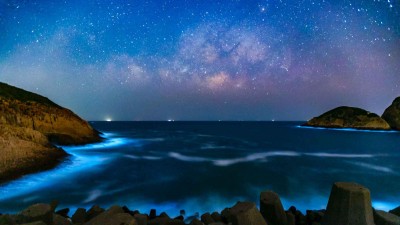 不用飛外國！攝影師 Felix Ip 捕捉西貢銀河下的「藍眼淚」神作