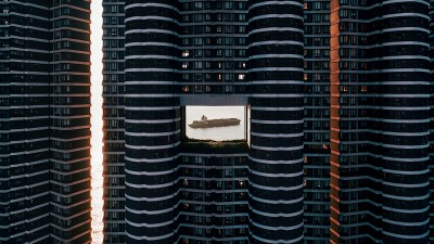 穿過「龍門」的貨櫃船！英國攝影師眼中的香港奇景