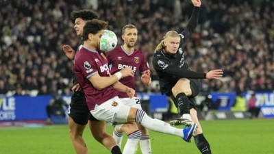 夏蘭特一記「衝力射球」，足球凹陷包裹對手半張臉