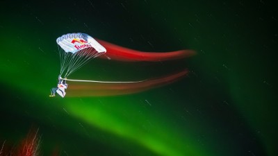極光下影跳傘可同時並存！撕裂夜空的光軌原來用上這個拍攝技巧！