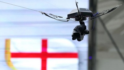 足球疑撞攝影機鋼索直線墜落，英格蘭追平球應否作廢？