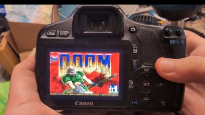 經典單反 Canon 550D 玩到傳奇遊戲 Doom！以 Magic Lantern 形式運行