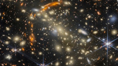 宇宙都有天然「放大鏡」？ 重力透鏡效應將遠古星系放大逾 300 倍