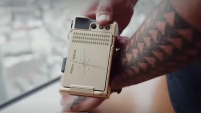 《水行俠》都有金機玩？Jason Momoa 獲黃銅版 Nikon ZR