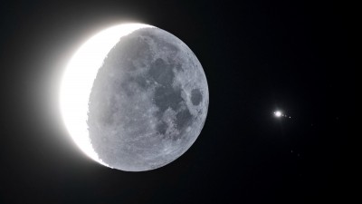 月牙與木星同框：細看竟連四大伽利略衛星也拍到了！
