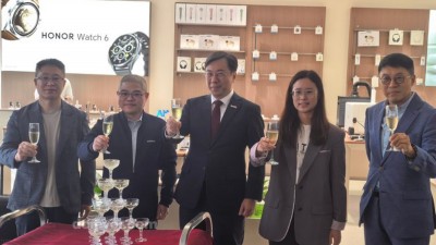 HONOR 荃灣店開幕：旗艦摺機減 $4,000，推廣署署理署長撐場，宣佈推出電視產品