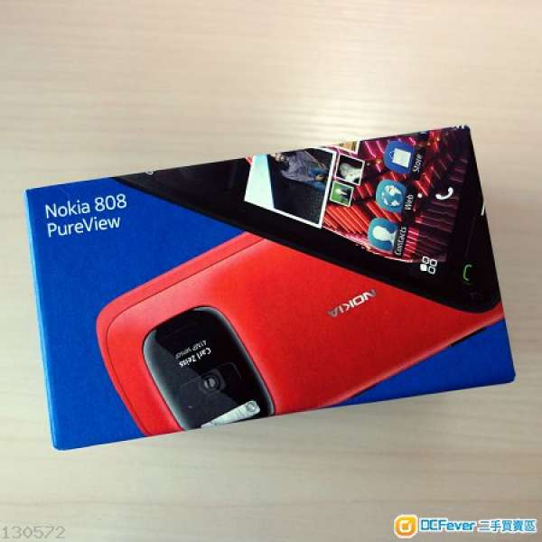 Nokia 808 Pureview 黑色，99.99%新，另跟2件原廠配件！