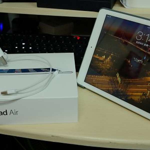 Ipad Air 16GB Wifi 銀色99%新 連玻璃貼,smart case $2800