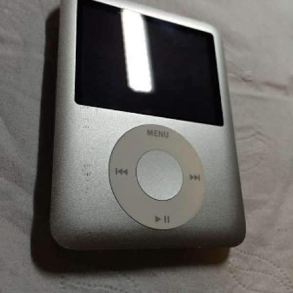 85%新iPod Nano 8GB ZP港版機跟原裝蘋果USB Cable現$300即賣MTR交收