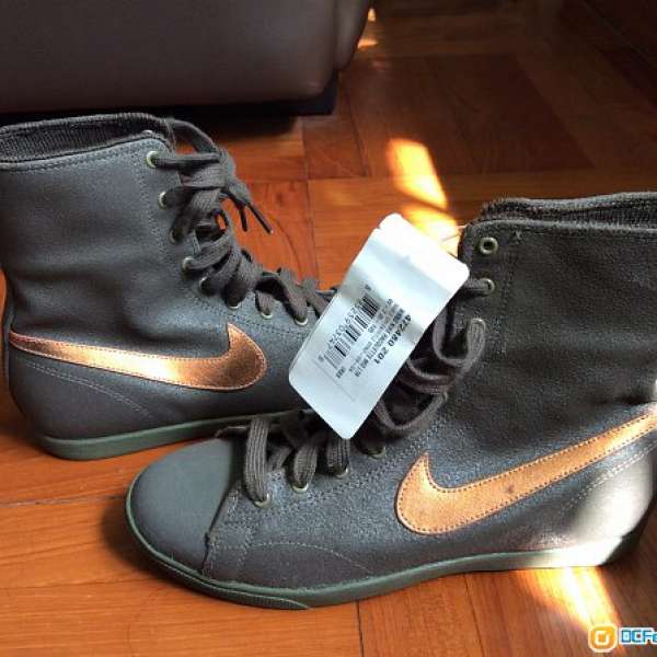 Nike 女裝耐磨超高運動文化鞋 472480 ....Size US 7.0 ..$250