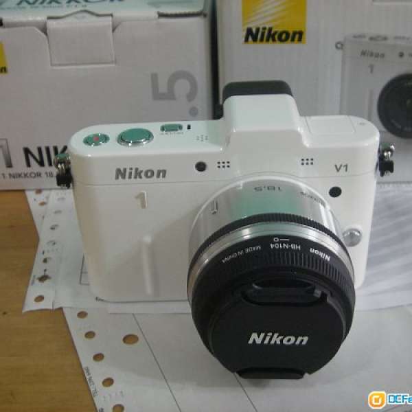 Nikon V1 (White) with Nikkor 18.5mm f1.8 Lens