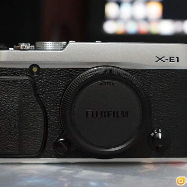99.9% 新 xe1 Fujifilm X-E1 BODY銀色水貨 送副廠電