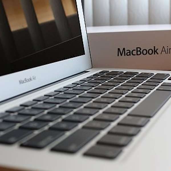 90% new Apple Macbook Air 13.3" Mid 2013(apple care until Sept-2016)