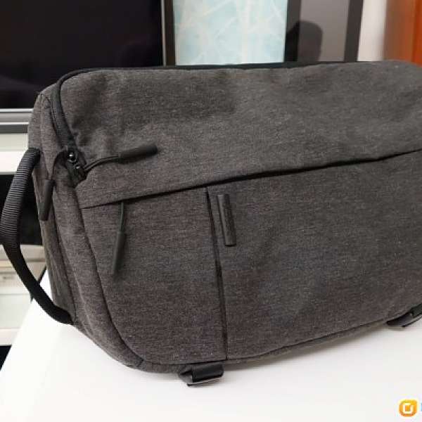 Incase camera sling bag