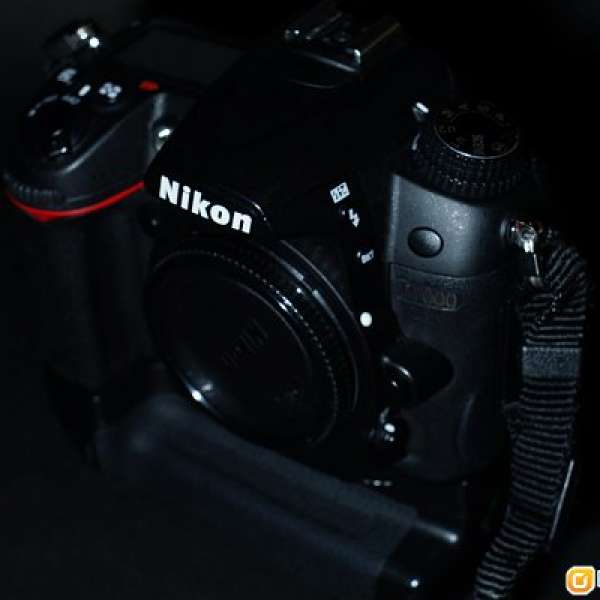 95% 新 Nikon D7000 Body 連Phottix直度