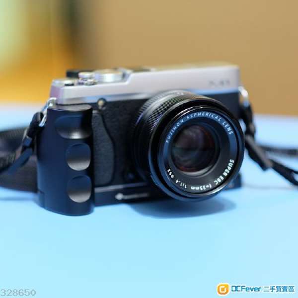 Fujifilm X-E1 XE1 XE-1 w/ XF35 1.4, extra batt, and more