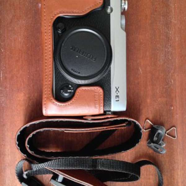 Fujifilm X-E1 body silver + original leather case