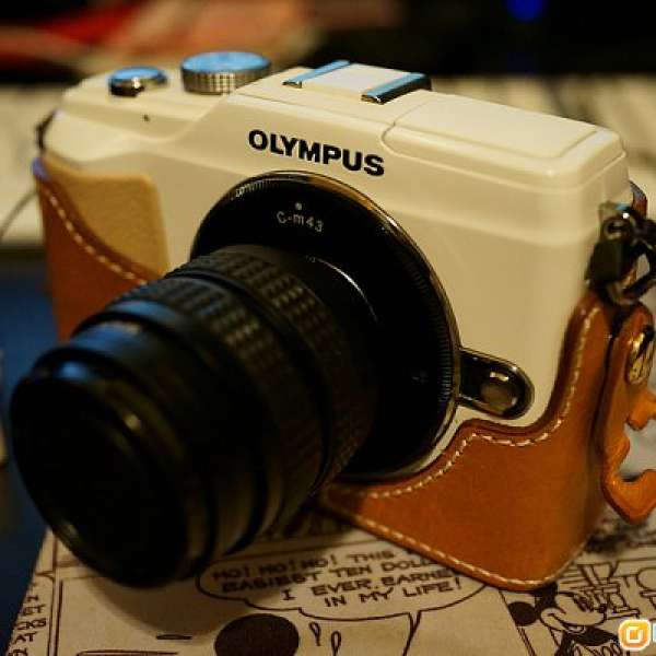 Olympus EPL-2 White with Leather Half Case (EPL2)