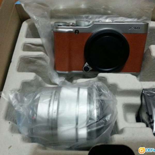 Fujifilm X-M1 with 16-50mm kit set (Brown)