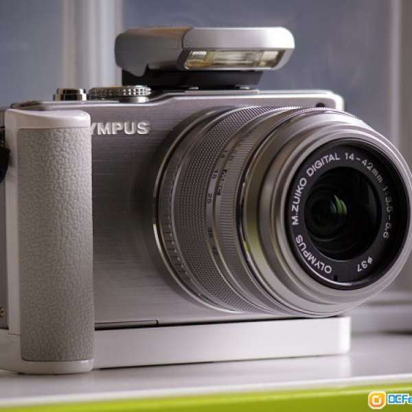 Olympus E-PL3 body with 14-42mm IIR 連手柄 handgrip