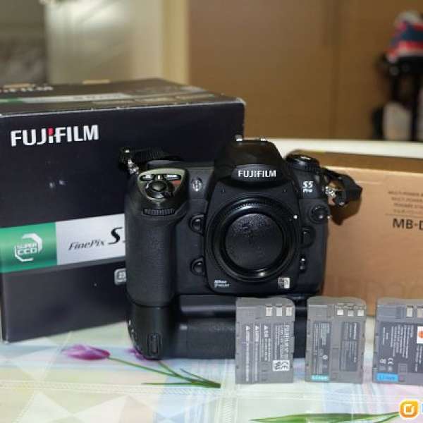 Fujifilm FinePix S5 Pro (with Nikon MB-D200)