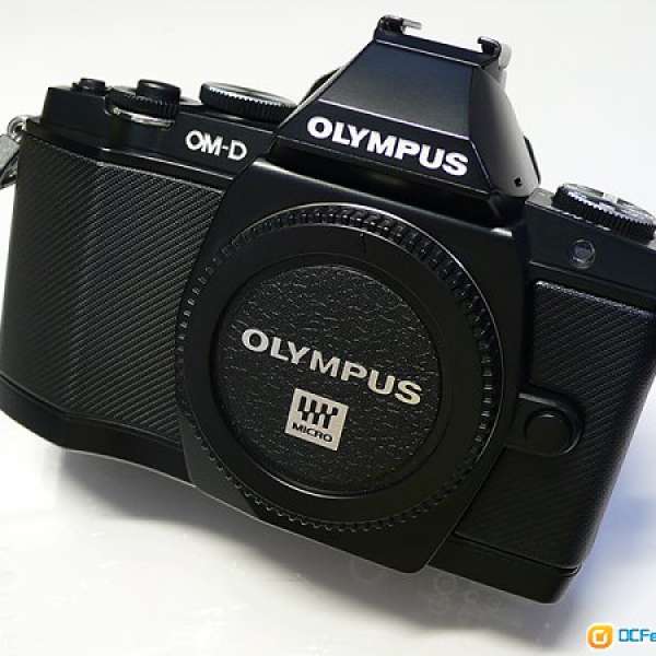 出售: 95%新 行貨 Olympus OM-D E-M5 EM-5 EM5 淨機身 (黑色) 連 兩原廠電
