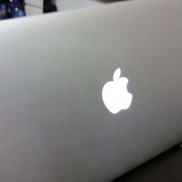 MacBook Air (11-inch, Mid 2013) - Intel i5 + upgraded *8GB RAM* 新淨連盒兩牛