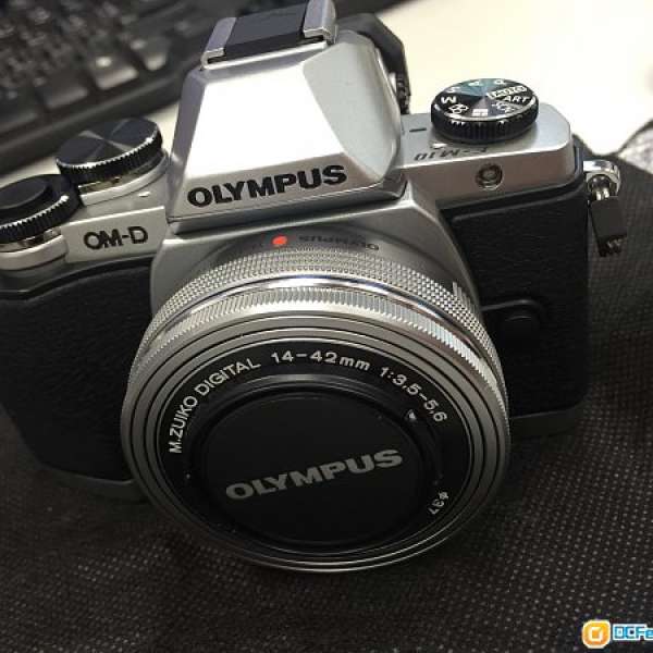 (95%新 日版) Olympus OM-D E-M10 無反 連 14-42mm 電子變焦鏡 (銀色) 套裝 新淨 盒爛