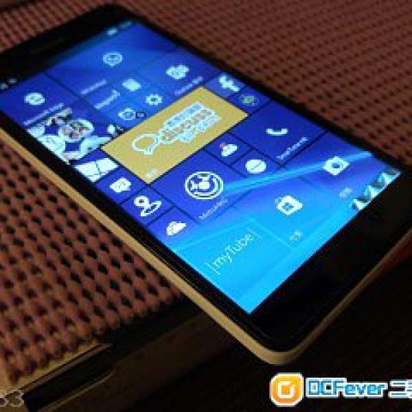 白色 Lumia 950