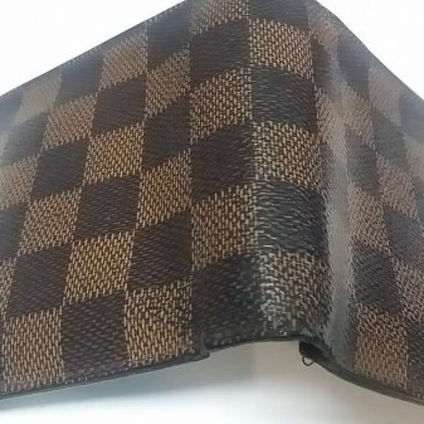 85 % New LV Wallet ,Selling $1500
