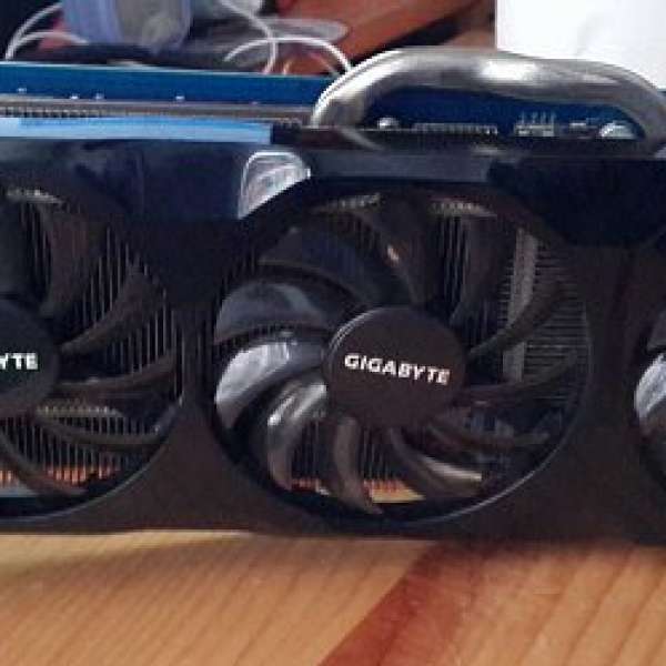 單卡一手GlGABYTE gtx 570 中高階顯卡（三風扇散熱極佳）