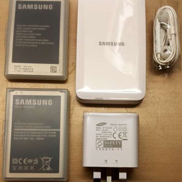 Samsung Note3 原裝電池义座, 义電線, 2只電池加膠盒, 原裝插頭, 及原裝耳機線