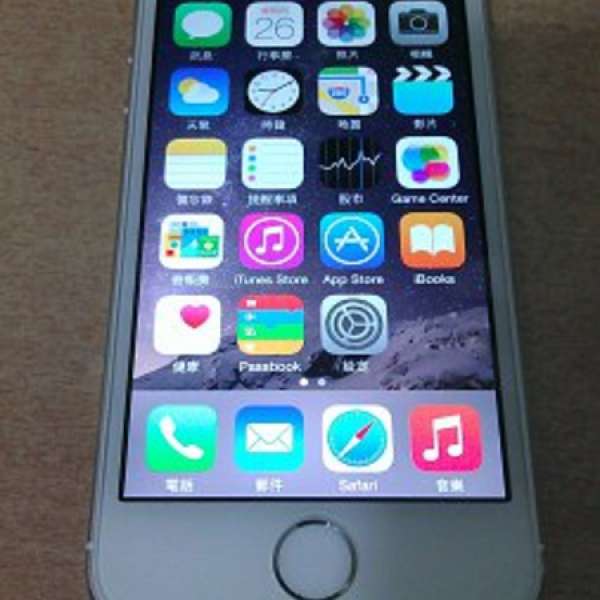 出售 95%新 iPhone 5S 64gb 香港行貨 白色 淨機 送全新玻璃貼