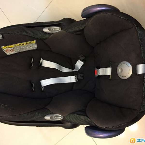 Maxi Cosi Carbiofix car seat with cover