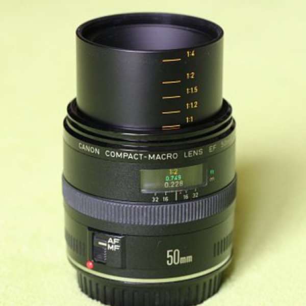 Canon EF 50mm f/2.5 Compact Macro 微距，APSC/FF 都可用 (不是百微)