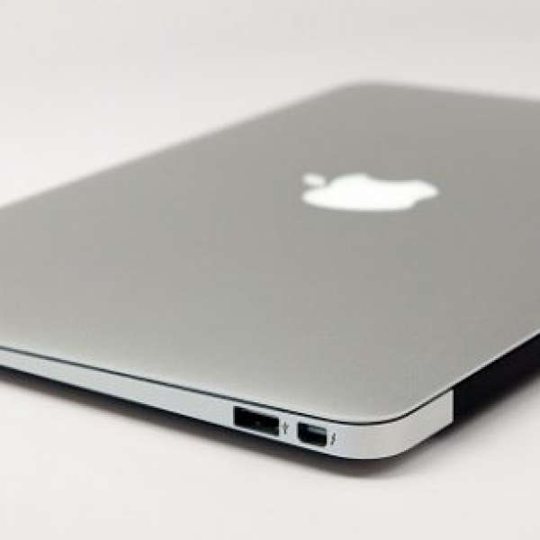 Apple MacBook air 11" 8成新 （舊年買）