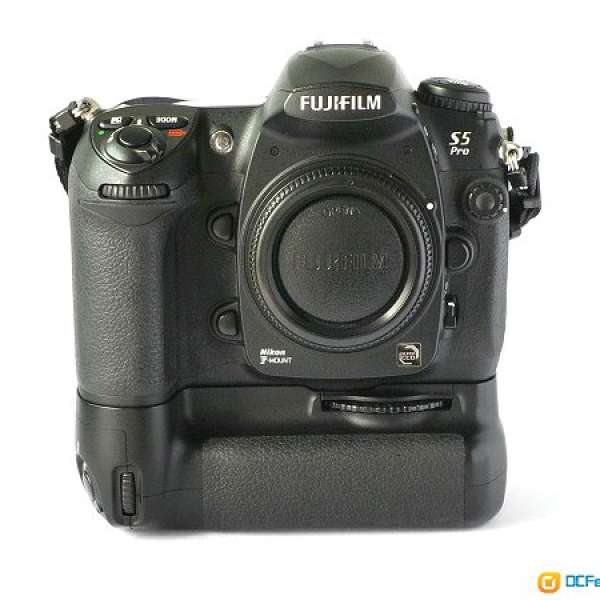 Fujifilm FinePix S5 Pro (with Nikon MB-D200)