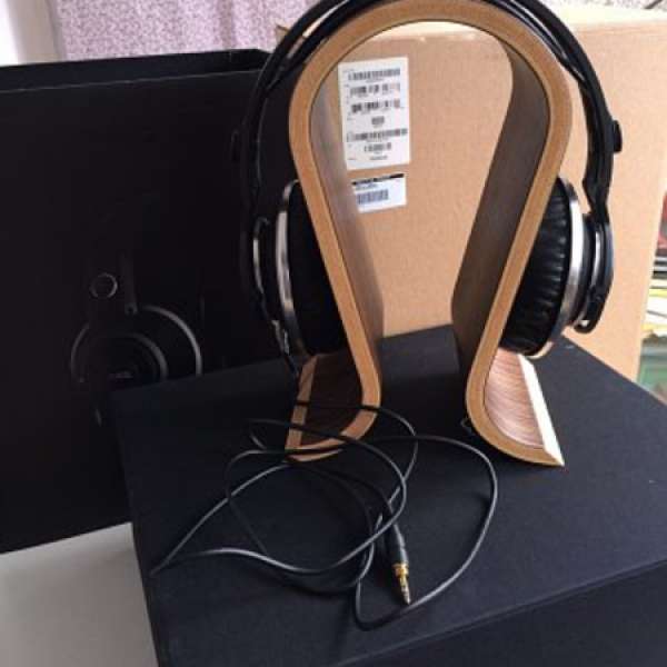 akg812