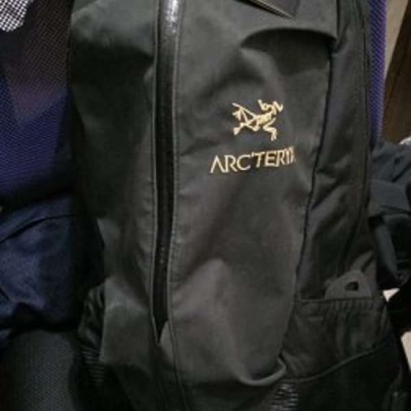 9成新Arcteryx 不死鳥 黑色拉鏈 Arro 22 backpack