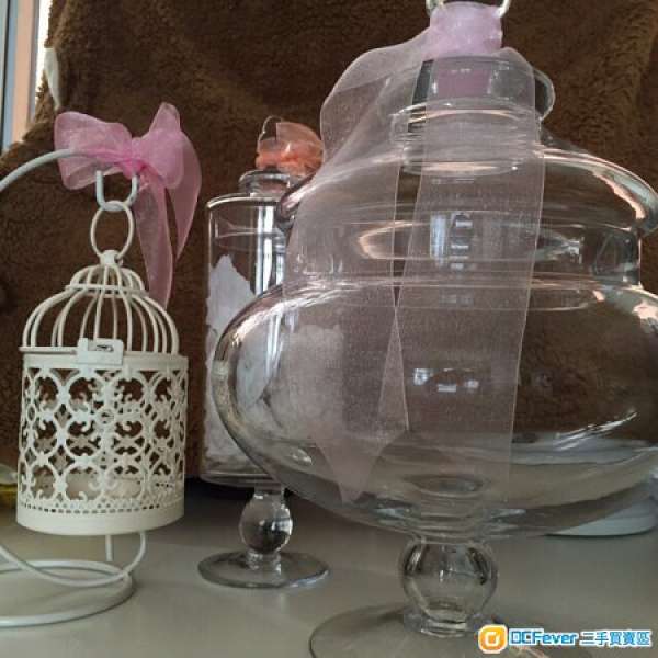 2 Candy bottles（glass) and 1 candle cage. 2 個玻璃糖果瓶+ 1 個 裝飾雀籠（俾爉...