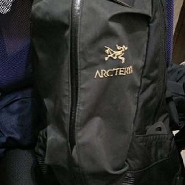 9成新Arcteryx 黑色拉鏈 Arro 22