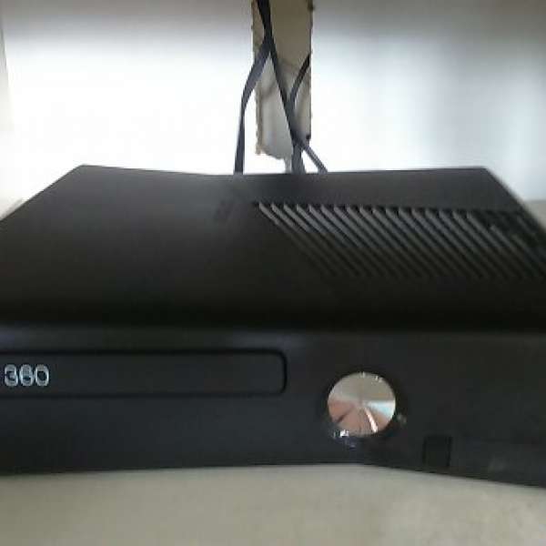 Xbox360 4GB主機全套(原裝有單有盒)+2個手制+5Game