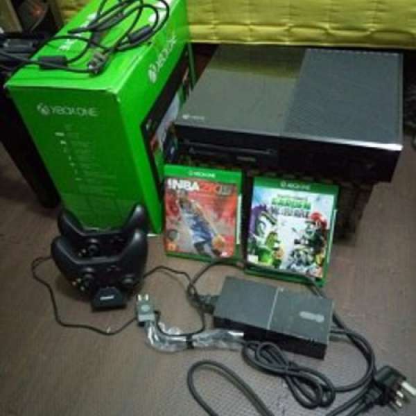 賣 Xbox one 500gb + 兩個手掣連電 + 3 隻game + 手掣charging dock