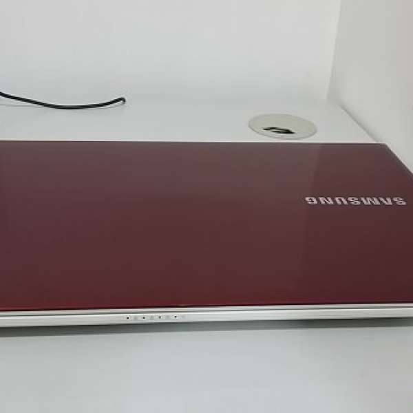 Samsung 15吋 NOTEBOOK / i5-3210M / DDR3-4GB / 750GB /獨顯HD8750 / MON 有印