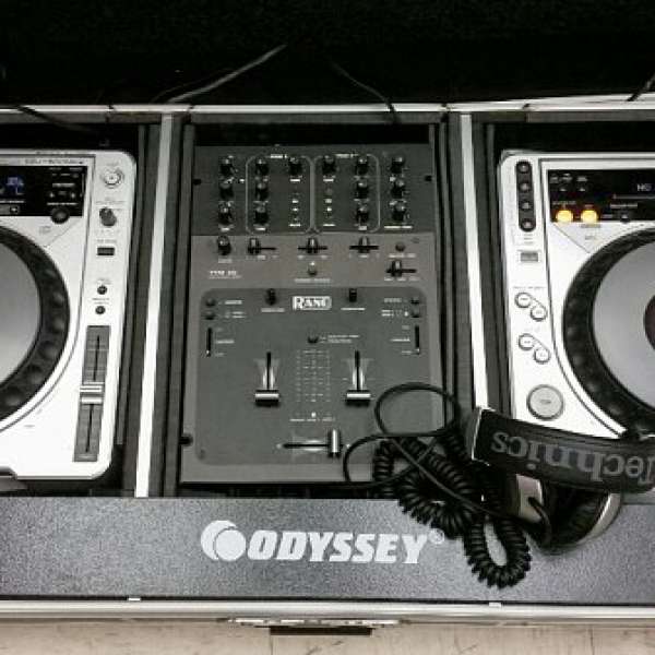 2 Pioneer CDJ 800 Mk2 & 1 Rane TTM 56 DJ Mixer & Odyssey Roller Case
