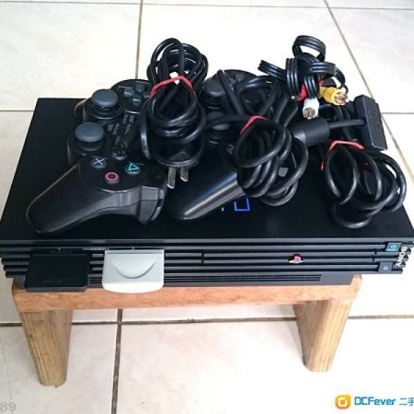 ps2主機(90%新) + 4 controllers + 2 memory cards +已改機