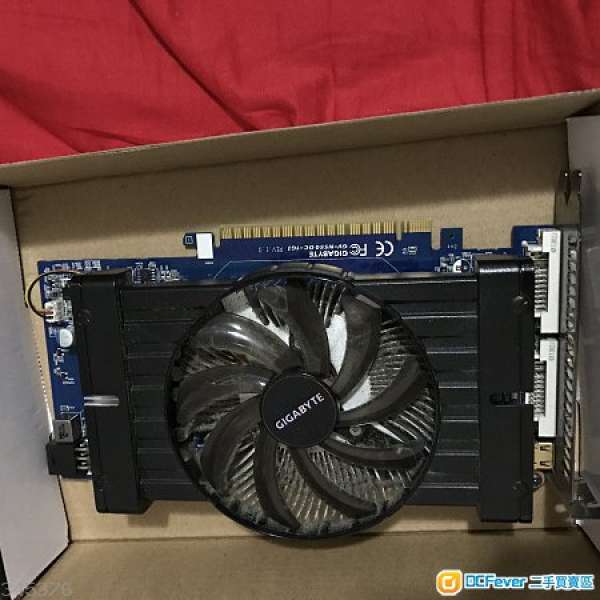 平放 GiGABYTE 550i 顯示卡 1GB內存