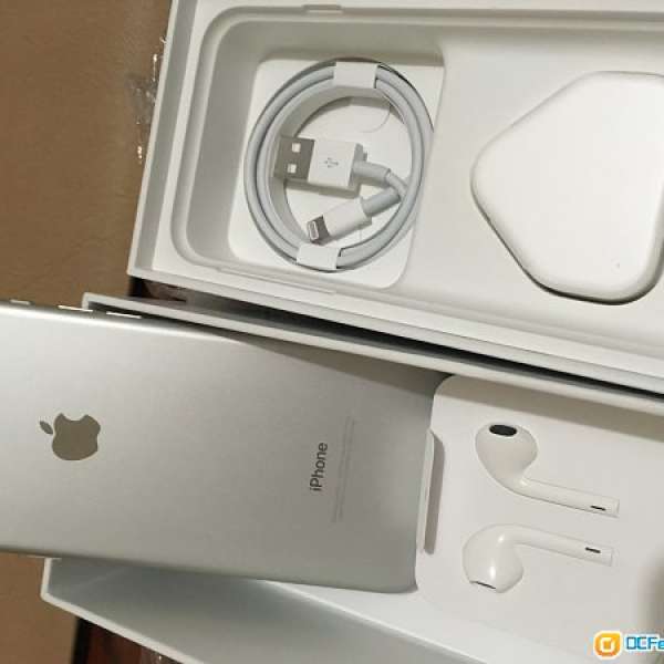 接近全新 iPhone 7 128GB Sliver 銀色，買左$1088 AppleCare+